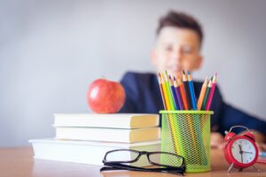 Maak een kind chef sokken of baas tafeldekken van het gezin